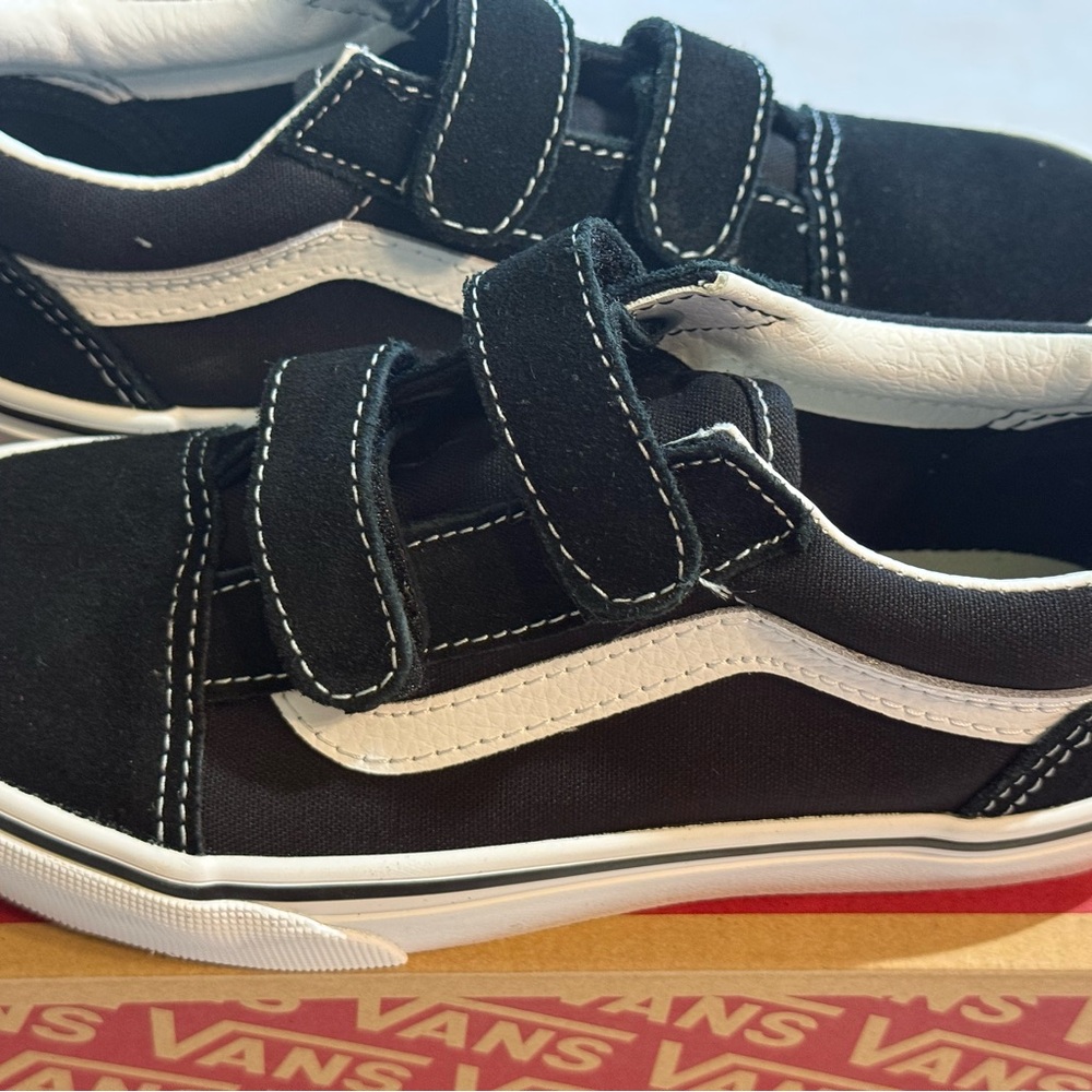 New Little Kids Old Skool V Shoe. Black & White. Size 2. - Picture 4 of 15